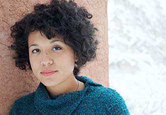 Portrait d’une jeune femme portant un pull turquoise